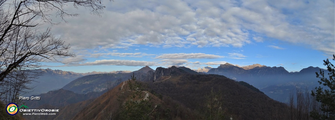 73 Dalla vetta del Pizzo di Spino vista verso la costiera del Pizzo Rabbioso e oltre verso Gioco-Arera-Alben.jpg